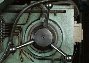 駐車場二段式の設置で2台の車の収納を